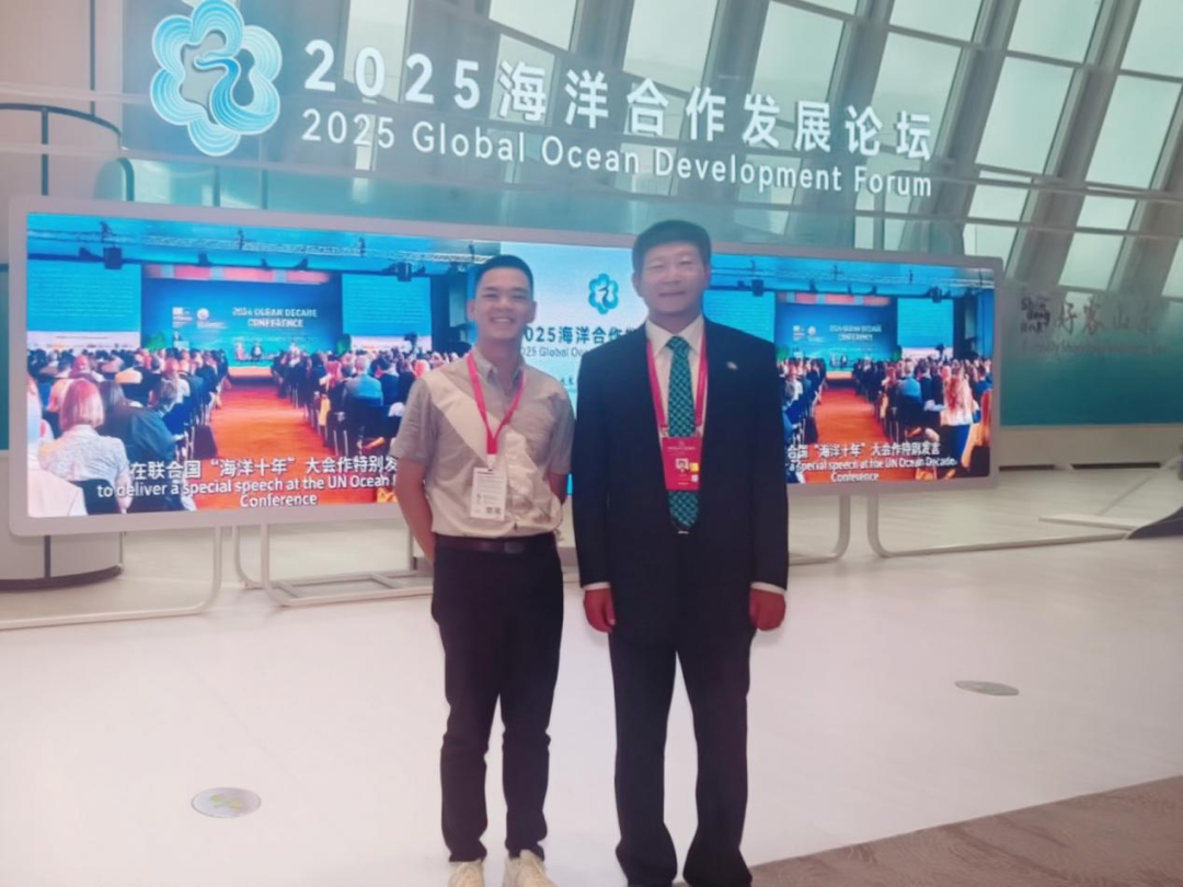陈翀博士与中国大洋矿产资源研究开发协会理事长张占海进行交流并合影.png