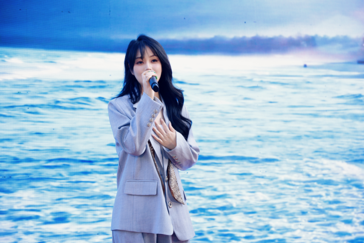 新星音乐人张晗在国际家庭日演唱公益歌曲524.png