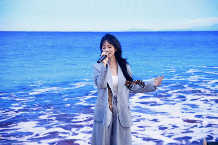 新星音乐人张晗在国际家庭日演唱公益歌曲182.png
